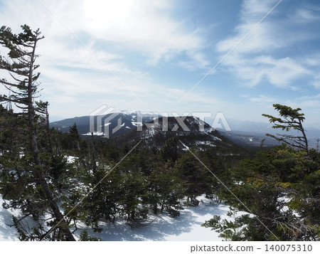 三月下旬,島又山和茶鬚山(長野縣智野市和佐久保町) 三月下旬,島又山和茶鬚山(長野縣智野市和佐久保町) 140075310