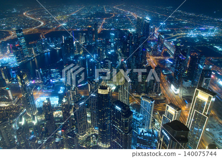 從摩天大樓的觀景台上眺望阿聯酋杜拜令人驚嘆的夜景。 從摩天大樓的觀景台上眺望阿聯酋杜拜令人驚嘆的夜景。 140075744