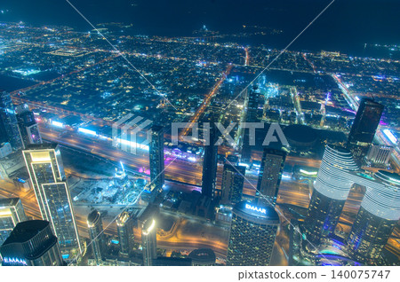 從摩天大樓的觀景台上眺望阿聯酋杜拜令人驚嘆的夜景。 從摩天大樓的觀景台上眺望阿聯酋杜拜令人驚嘆的夜景。 140075747