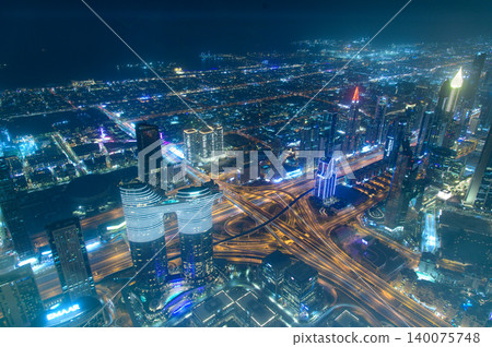 從摩天大樓的觀景台上眺望阿聯酋杜拜令人驚嘆的夜景。 140075748