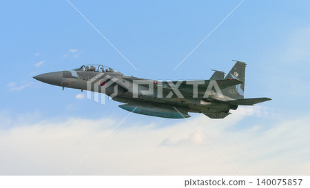一架日本航空自衛隊的F-15DJ「鷹」式戰鬥機飛越雲層。 一架日本航空自衛隊的F-15DJ「鷹」式戰鬥機飛越雲層。 140075857