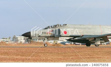 日本航空自衛隊F-4EJ Kai「鬼怪II」戰鬥機正在降落。 日本航空自衛隊F-4EJ Kai「鬼怪II」戰鬥機正在降落。 140075858