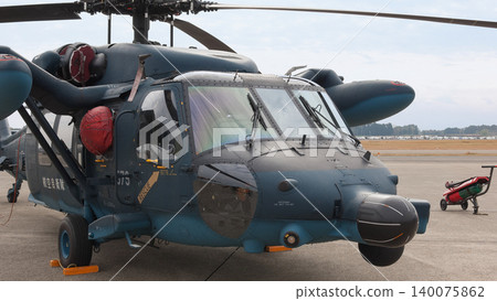 一架日本航空自衛隊UH-60J黑鷹救援直升機停在停機坪上。 一架日本航空自衛隊UH-60J黑鷹救援直升機停在停機坪上。 140075862