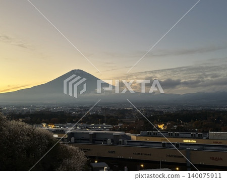 落日餘暉灑在富士山上 落日餘暉灑在富士山上 140075911