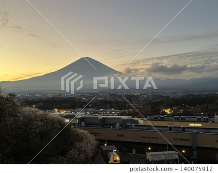 落日餘暉灑在富士山上 落日餘暉灑在富士山上 140075912