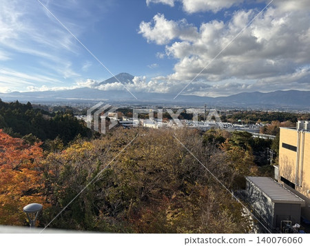 富士山看起來像是在漂浮。 富士山看起來像是在漂浮。 140076060