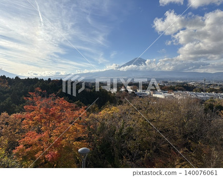 富士山看起來像是在漂浮。 富士山看起來像是在漂浮。 140076061