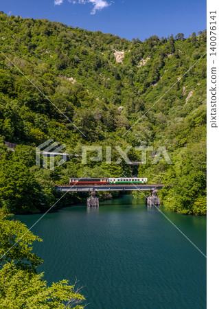 初夏的田穀倉水壩和只見線 初夏的田穀倉水壩和只見線 140076141