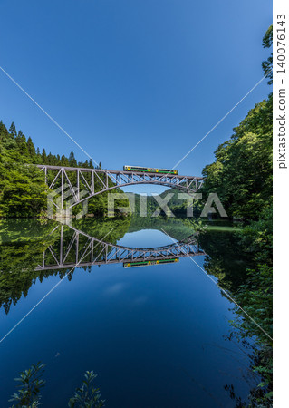 水中倒映著第一座只見川大橋 水中倒映著第一座只見川大橋 140076143