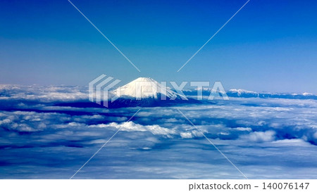 從飛機上俯瞰雲海,富士山和南阿爾卑斯山脈盡收眼底。 從飛機上俯瞰雲海,富士山和南阿爾卑斯山脈盡收眼底。 140076147