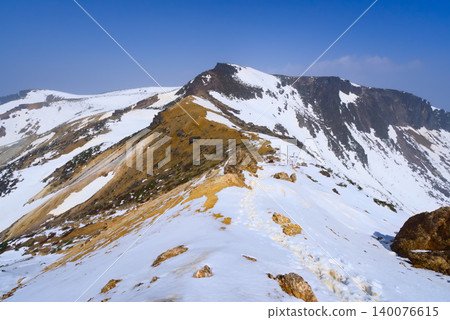 Mount Tetsuzan as seen from near Yahazumori on Mount Adatara in Fukushima Prefecture. 140076615