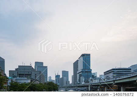 中之島沿河的現代建築和阪神高速公路共同營造的城市夜景。 中之島沿河的現代建築和阪神高速公路共同營造的城市夜景。 140076872