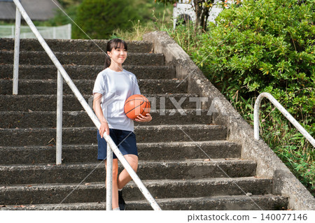 Girls, children, elementary school students, junior high school students, high school students wearing gym clothes and holding basketballs Girls, children, elementary school students, junior high school students, high school students wearing gym clothes and holding basketballs 140077146