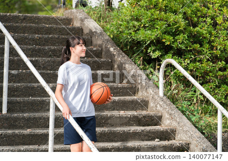 穿著運動服、拿著籃球的女孩、兒童、小學生、國中生、高中生 穿著運動服、拿著籃球的女孩、兒童、小學生、國中生、高中生 140077147