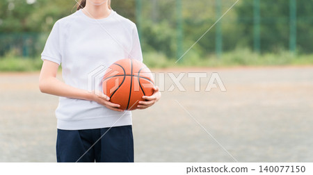 穿著運動服、拿著籃球的女孩、兒童、小學生、國中生、高中生 穿著運動服、拿著籃球的女孩、兒童、小學生、國中生、高中生 140077150