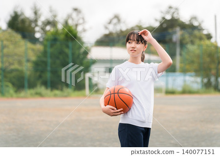 穿著運動服、拿著籃球的女孩、兒童、小學生、國中生、高中生 穿著運動服、拿著籃球的女孩、兒童、小學生、國中生、高中生 140077151