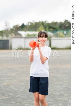 國中、高中和小學的女生穿著運動服拿著擴音器歡呼 140077153