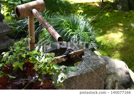 The stone basin in the garden of Kōrin-in Temple, Daitoku-ji Temple, Murasakino, Kyoto City. 140077166