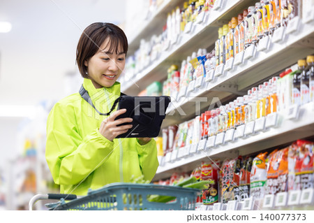 網路雜貨店:女店員正在挑選商品 網路雜貨店:女店員正在挑選商品 140077373