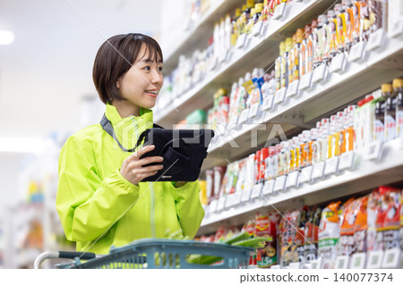 網路雜貨店:女店員正在挑選商品 網路雜貨店:女店員正在挑選商品 140077374