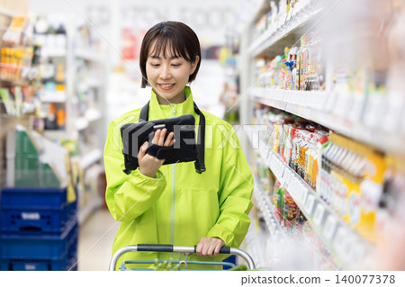 網路雜貨店:女店員正在挑選商品 網路雜貨店:女店員正在挑選商品 140077378