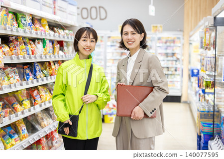 超市:總部員工和門市員工肖像 超市:總部員工和門市員工肖像 140077595