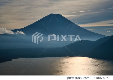 秋天的湖Motosu和富士山 140078039
