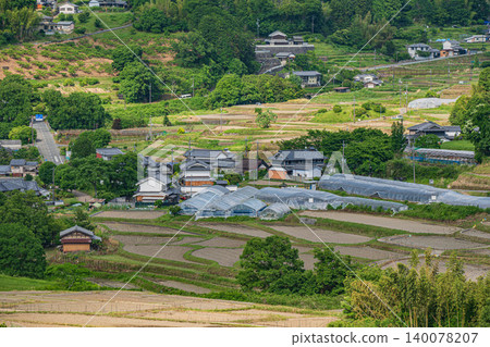 稻淵梯田:從秘密觀景台眺望,奈良縣飛鳥村 稻淵梯田:從秘密觀景台眺望,奈良縣飛鳥村 140078207