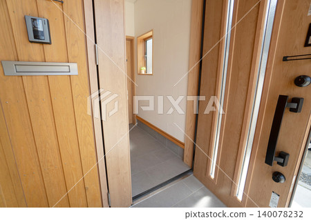 新建的日式獨棟住宅,擁有乾淨明亮的入口大廳,牆壁為木質,地面鋪設瓷磚。 新建的日式獨棟住宅,擁有乾淨明亮的入口大廳,牆壁為木質,地面鋪設瓷磚。 140078232