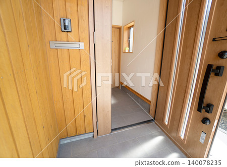 新建的日式獨棟住宅，擁有乾淨明亮的入口大廳，牆壁為木質，地面鋪設瓷磚。 140078235
