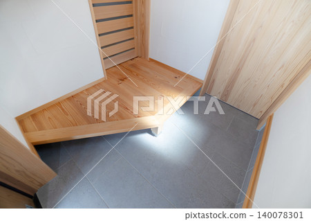 新建的獨立式住宅擁有明亮整潔的入口大廳，設有抬高的門檻和瓷磚地板。 140078301
