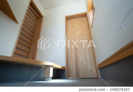 新建的獨立式住宅擁有明亮整潔的入口大廳，設有抬高的門檻和瓷磚地板。 140078307