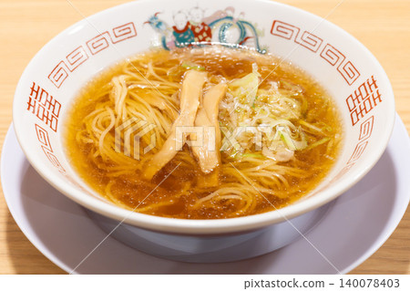 簡單的拉麵，配上竹筍和蔥花 140078403