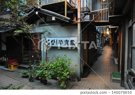 八月，澀溫泉蜿蜒的小巷 140078650