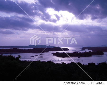 九月從志摩市霧垣展望台看到的阿戈灣諸島。 140078685