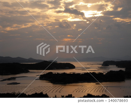 九月從志摩市霧垣展望台看到的阿戈灣諸島。 九月從志摩市霧垣展望台看到的阿戈灣諸島。 140078693
