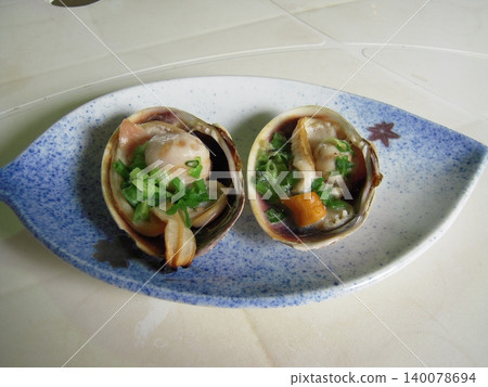 9 月份,伊勢志摩可以食用的大蛤蜊正式名稱為「內紫」。 9 月份,伊勢志摩可以食用的大蛤蜊正式名稱為「內紫」。 140078694
