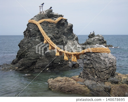 九月，伊勢二見浦的夫妻岩和鳥類。 140078695