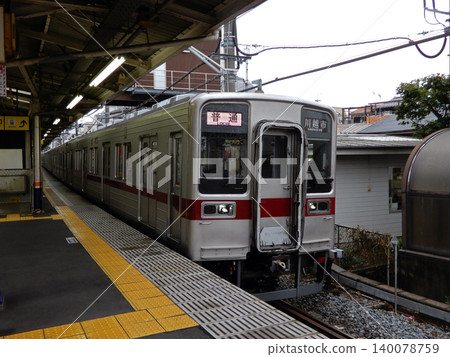 一列火車抵達東武東上線北池袋站。 一列火車抵達東武東上線北池袋站。 140078759