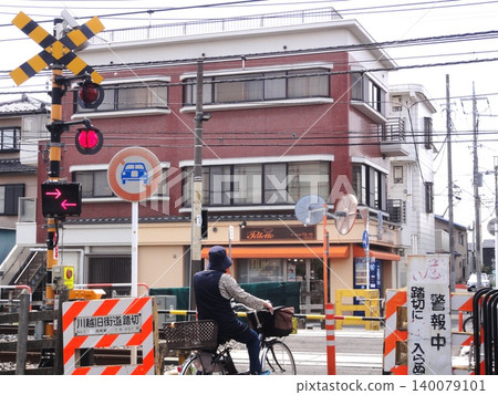 鎮中心的一個小型鐵路道口 鎮中心的一個小型鐵路道口 140079101