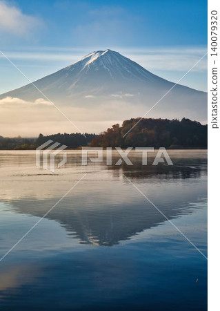 湖Kawaguchiko和富士山在秋天 140079320