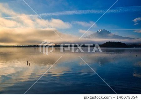 湖Kawaguchiko和富士山在秋天 湖Kawaguchiko和富士山在秋天 140079354