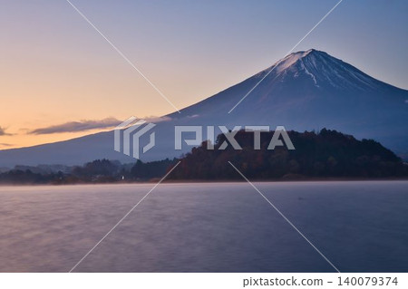 Lake Kawaguchi and Mount Fuji at dawn 140079374