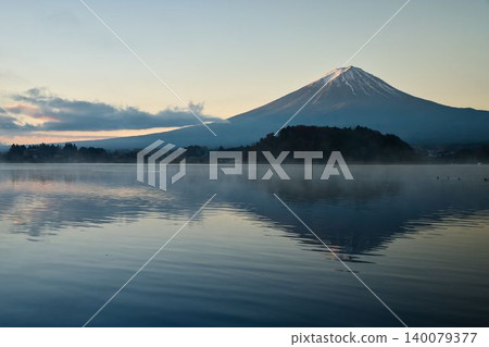 黎明時分的河口湖和富士山 140079377