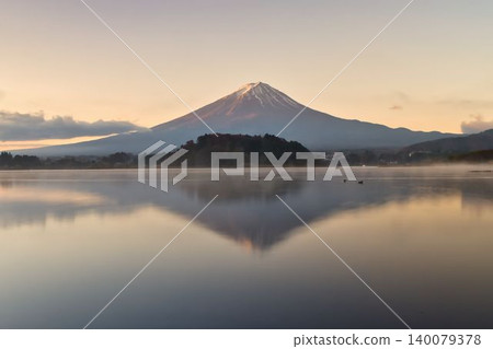 黎明時分的河口湖和富士山 黎明時分的河口湖和富士山 140079378