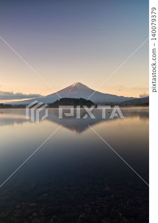 黎明時分的河口湖和富士山 黎明時分的河口湖和富士山 140079379