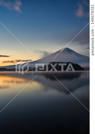 黎明時分的河口湖和富士山 140079381