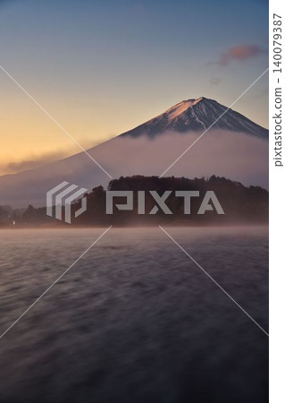 Lake Kawaguchi and Mount Fuji at dawn 140079387
