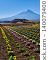 Lake Kawaguchiko and Mt. Fuji in autumn 140079400