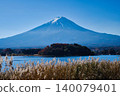 Lake Kawaguchiko and Mt. Fuji in autumn 140079401
